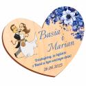Upominek z imionami nowożeńców dla Gości weselnych magnes z niebieskimi kwiatami i para