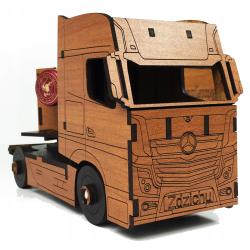 Drewniany tir z logo firmowym prezent...