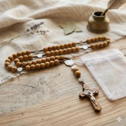 Drewniany różaniec klasyczny z krzyżem etui...