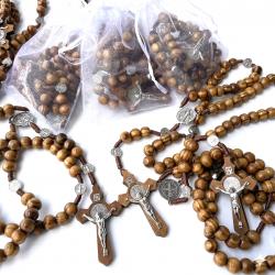 Drewniany różaniec klasyczny z krzyżem etui...