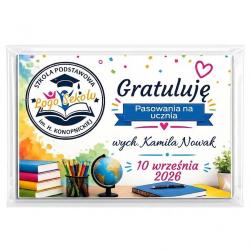 Magnes w folijce z nadrukiem i logo szkoły...