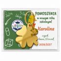Magnes w folijce z brelokiem i nadrukiem logo szkoły prezent dla ucznia na rozpoczęcie roku szkolnego