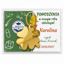 Magnes w folijce z brelokiem i nadrukiem logo...