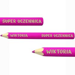 Różowa drewniana kredka z grawerem imienia...