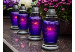 Jak ustawić znicze na pomniku?